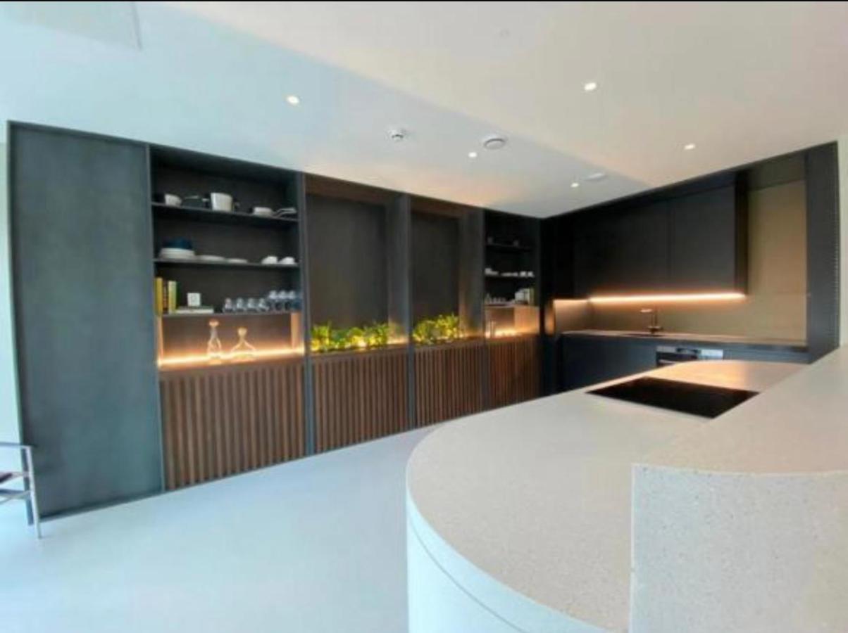 Apartment Brand New Luxury Centre 2 Bed Skyline Views *