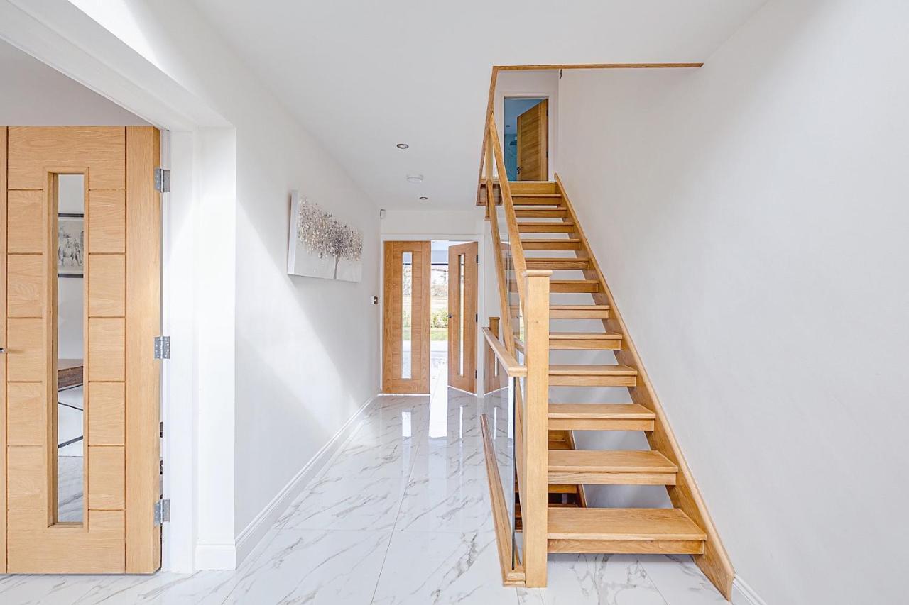 Luxurious 7 Bedroom House In Didsbury,