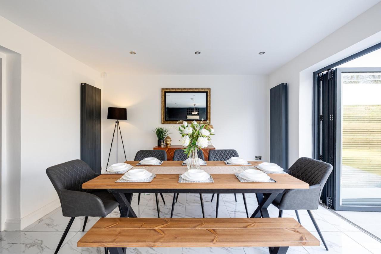 Luxurious 7 Bedroom House In Didsbury,