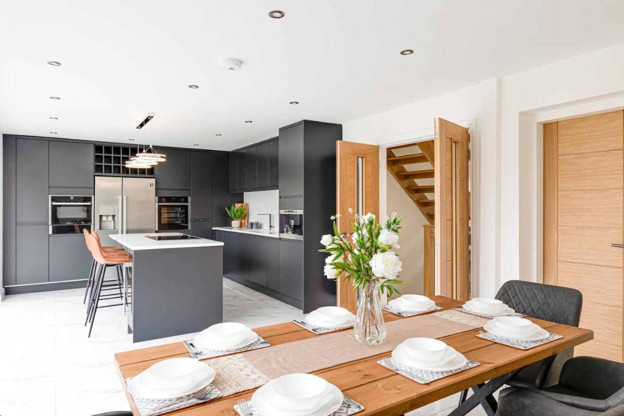 Luxurious 7 Bedroom House In Didsbury, Apartment
