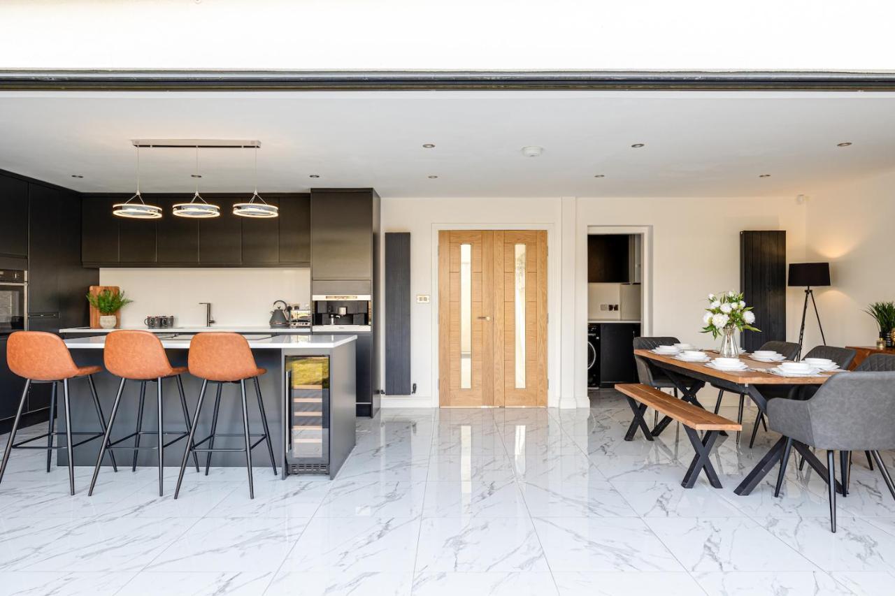 Luxurious 7 Bedroom House In Didsbury, Apartment