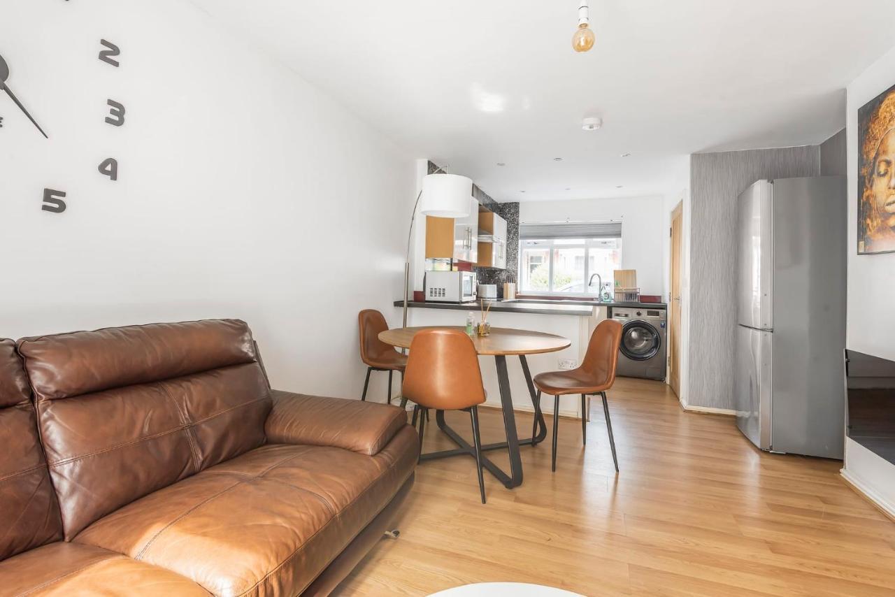 Apartment Entire - Cosy 3 Bedroom House, Close To Levenshulme Station, 13 Mins To Centre Manchester