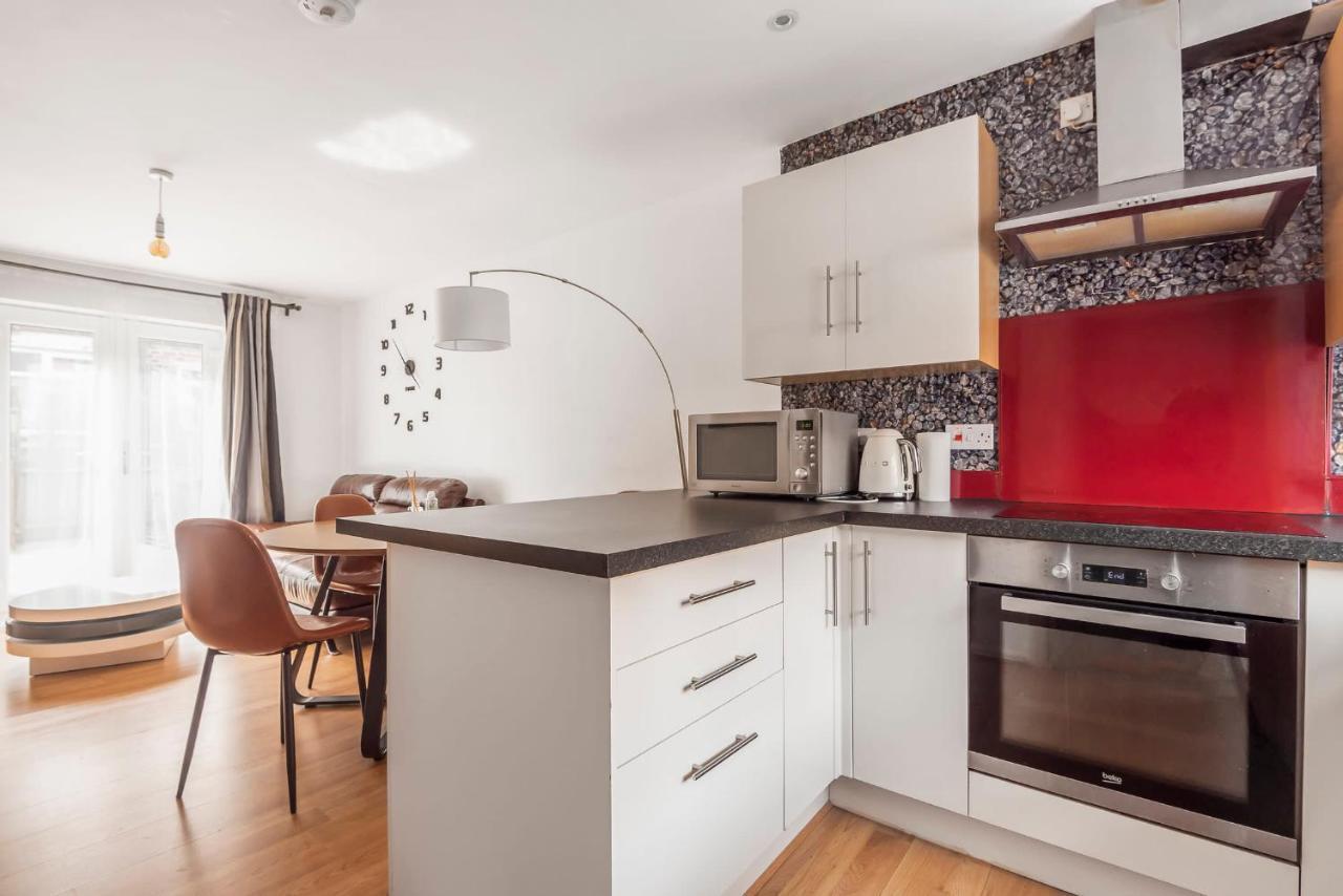 Apartment Entire - Cosy 3 Bedroom House, Close To Levenshulme Station, 13 Mins To Centre Manchester