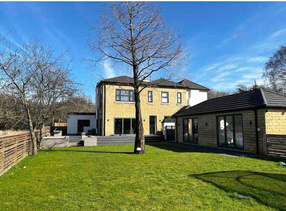 Luxury Close To The With Hot Tub & Bbq Fire Pit. Holiday home Manchester