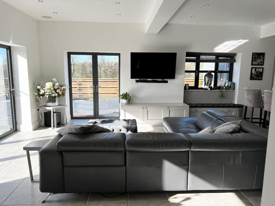 Luxury Close To The With Hot Tub & Bbq Fire Pit. Holiday home *