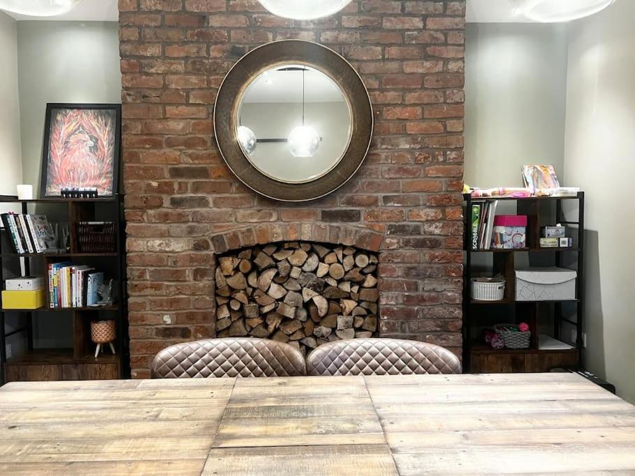 Luxury Close To The With Hot Tub & Bbq Fire Pit. Holiday home Manchester