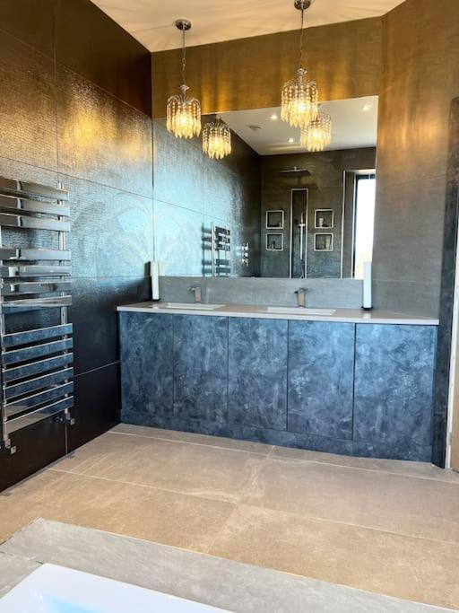 Holiday home Luxury Close To The With Hot Tub & Bbq Fire Pit. *