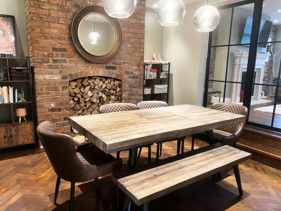 Luxury Close To The With Hot Tub & Bbq Fire Pit. Holiday home Manchester