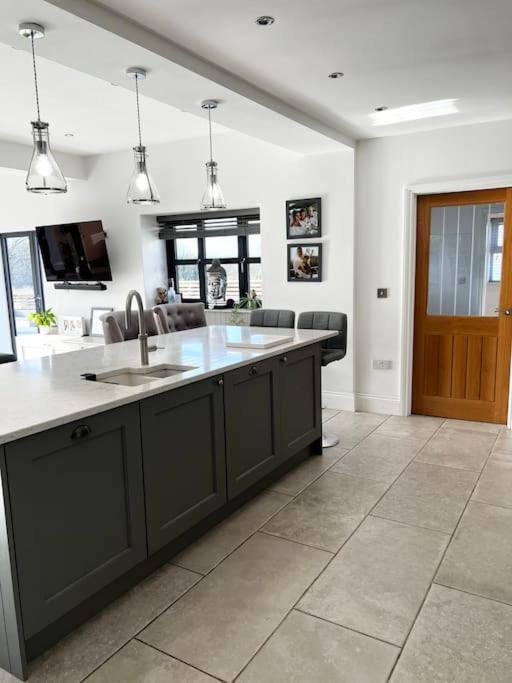 Luxury Close To The With Hot Tub & Bbq Fire Pit. *