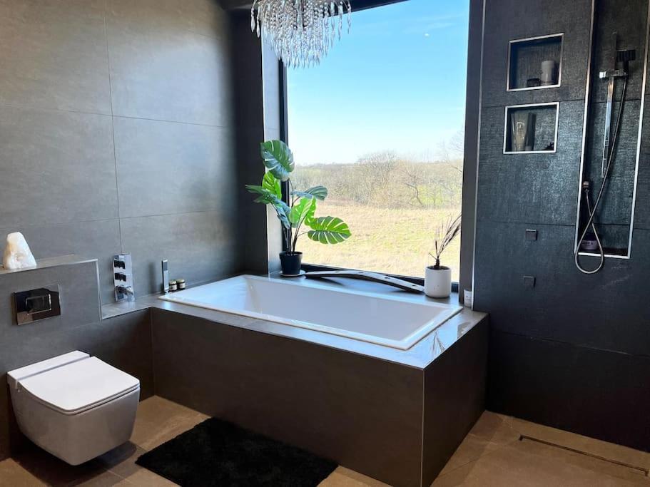 Holiday home Luxury Close To The With Hot Tub & Bbq Fire Pit.