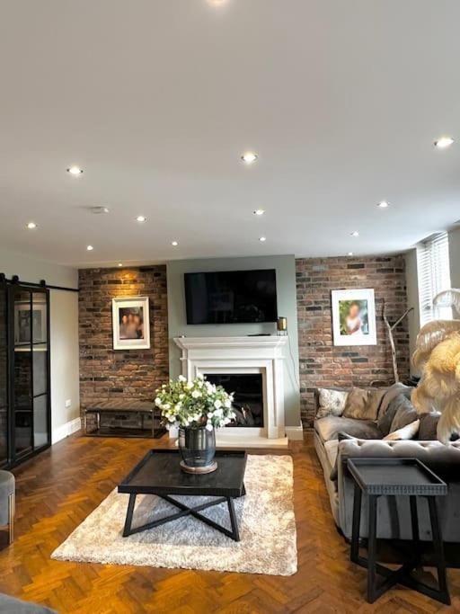 Holiday home Luxury Close To The With Hot Tub & Bbq Fire Pit. Manchester