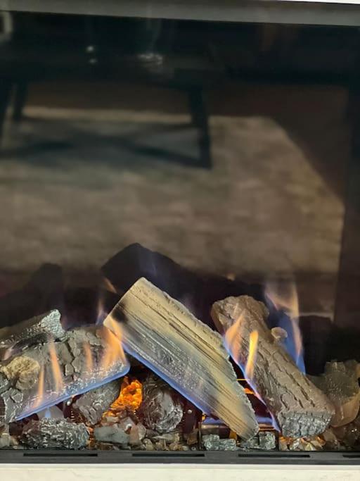 Luxury Close To The With Hot Tub & Bbq Fire Pit. Holiday home