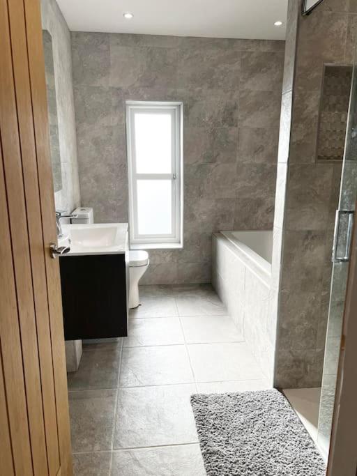 Luxury Close To The With Hot Tub & Bbq Fire Pit. Holiday home