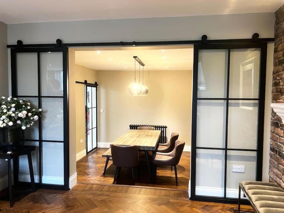 Luxury Close To The With Hot Tub & Bbq Fire Pit. Manchester