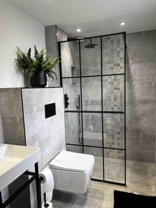 Holiday home Luxury Close To The With Hot Tub & Bbq Fire Pit. Manchester