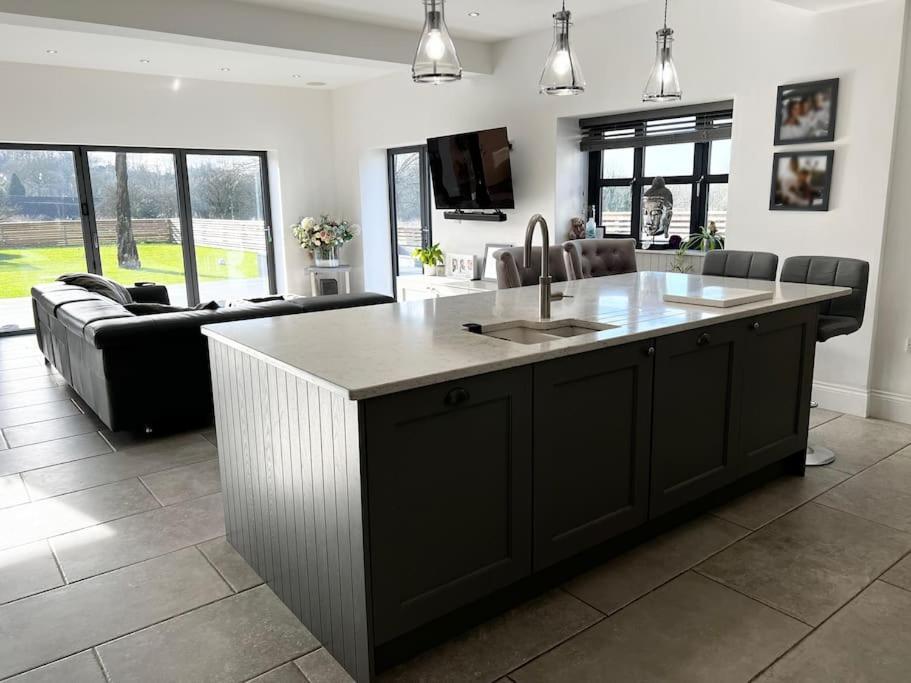 Luxury Close To The With Hot Tub & Bbq Fire Pit.