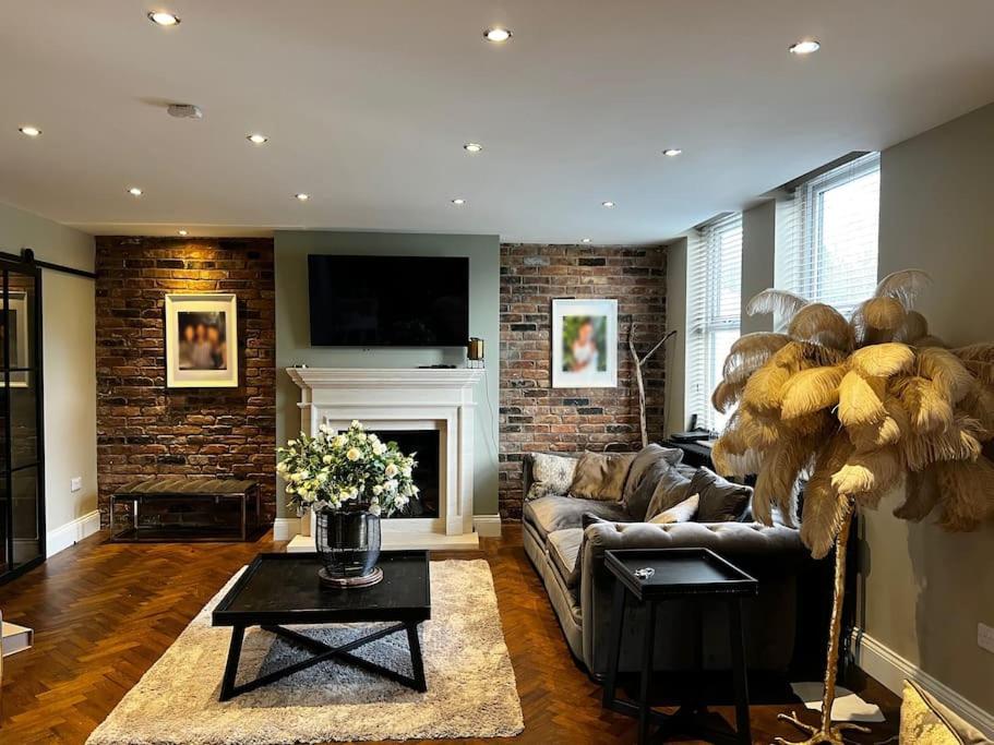 Luxury Close To The With Hot Tub & Bbq Fire Pit. Manchester