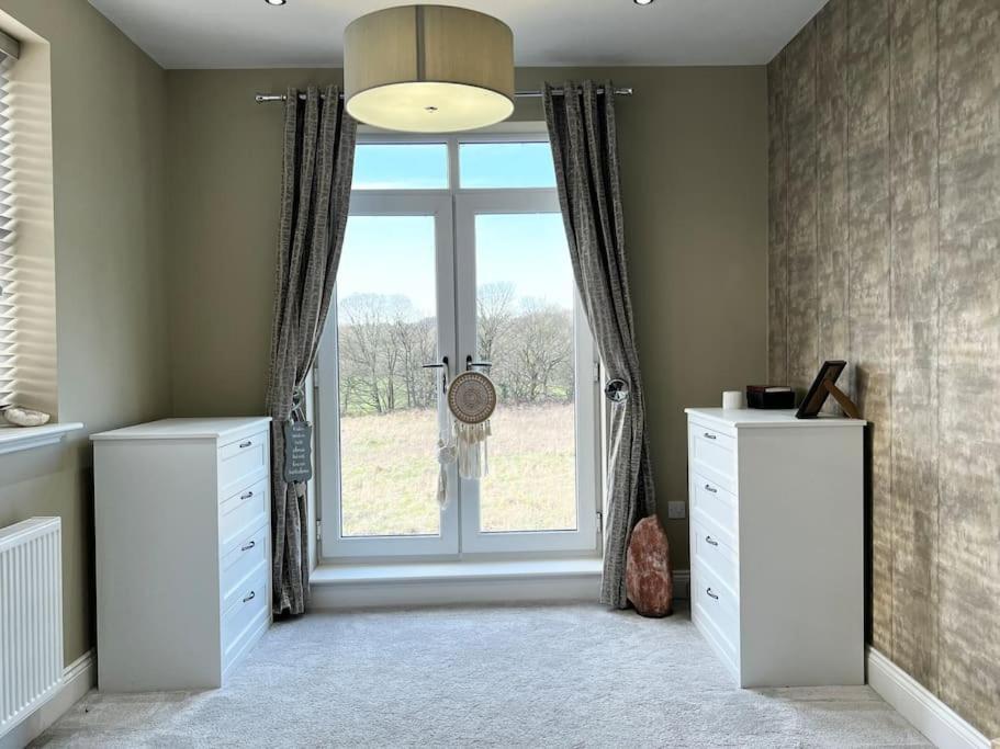 Luxury Close To The With Hot Tub & Bbq Fire Pit. *