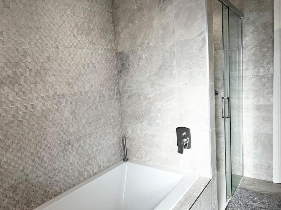 Holiday home Luxury Close To The With Hot Tub & Bbq Fire Pit. Manchester