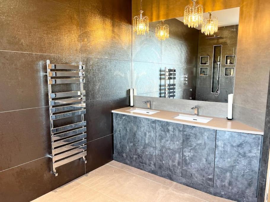 Luxury Close To The With Hot Tub & Bbq Fire Pit. Manchester
