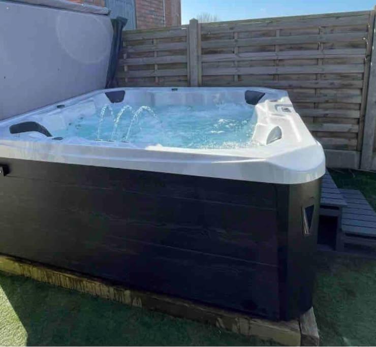 Holiday home Luxury Close To The With Hot Tub & Bbq Fire Pit. Manchester
