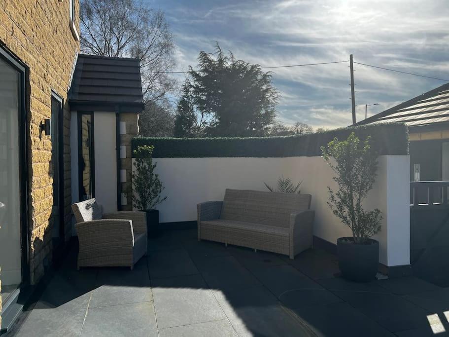 Luxury Close To The With Hot Tub & Bbq Fire Pit. Holiday home Manchester
