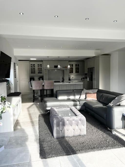 Luxury Close To The With Hot Tub & Bbq Fire Pit.