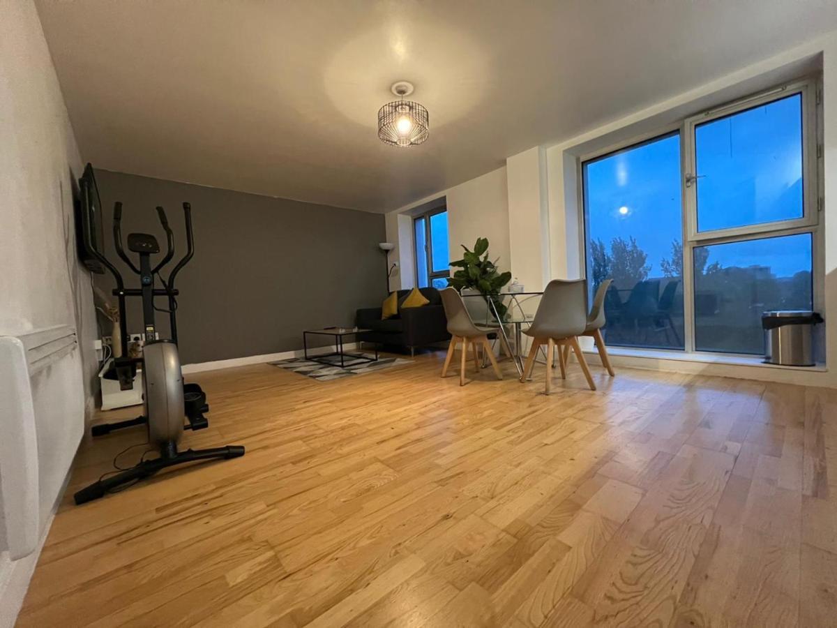 Lovely 1-bedroom With Parking Apartment *