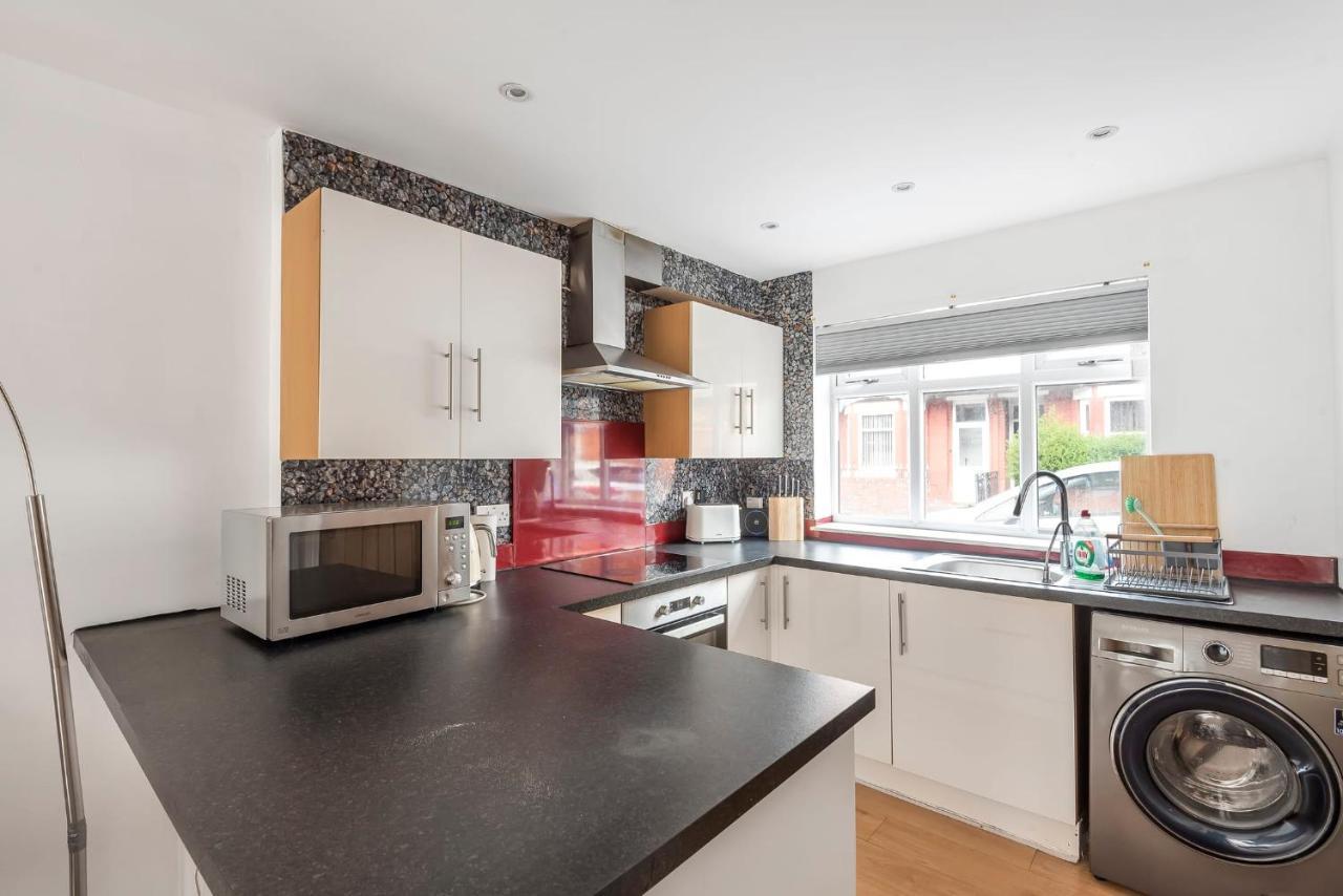 Apartment Entire - Cosy 3 Bedroom House, Close To Levenshulme Station, 13 Mins To Centre Manchester
