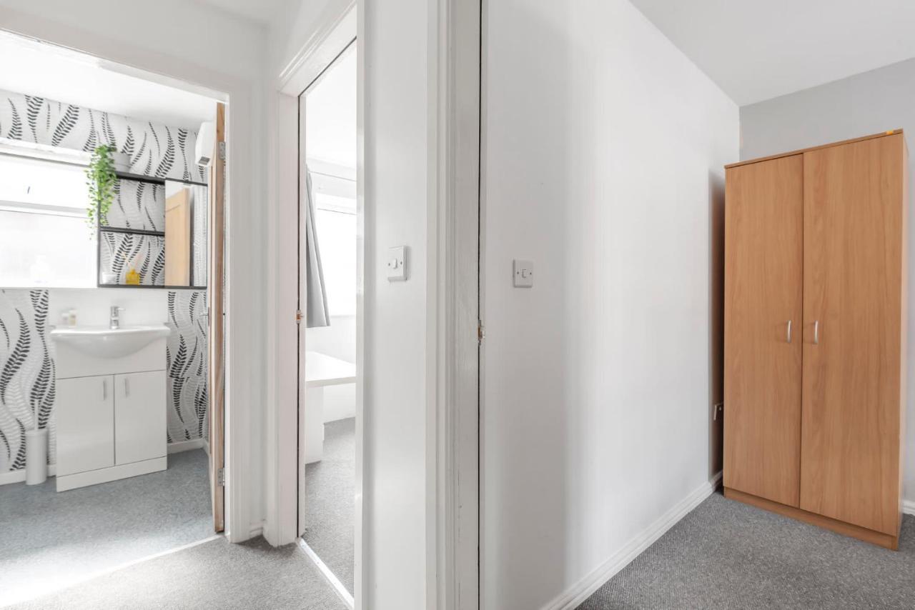Entire - Cosy 3 Bedroom House, Close To Levenshulme Station, 13 Mins To Centre Apartment