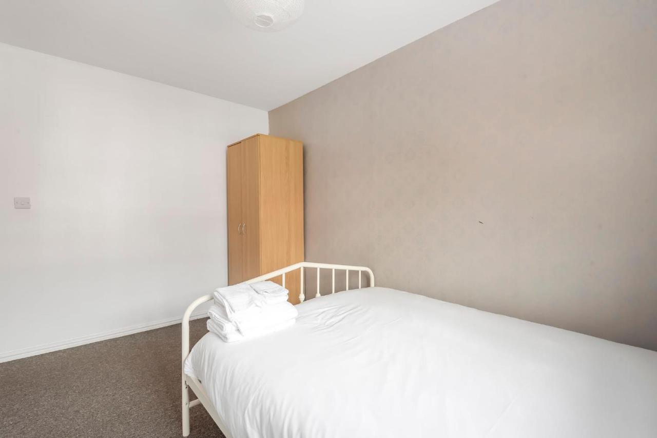 Apartment Entire - Cosy 3 Bedroom House, Close To Levenshulme Station, 13 Mins To Centre