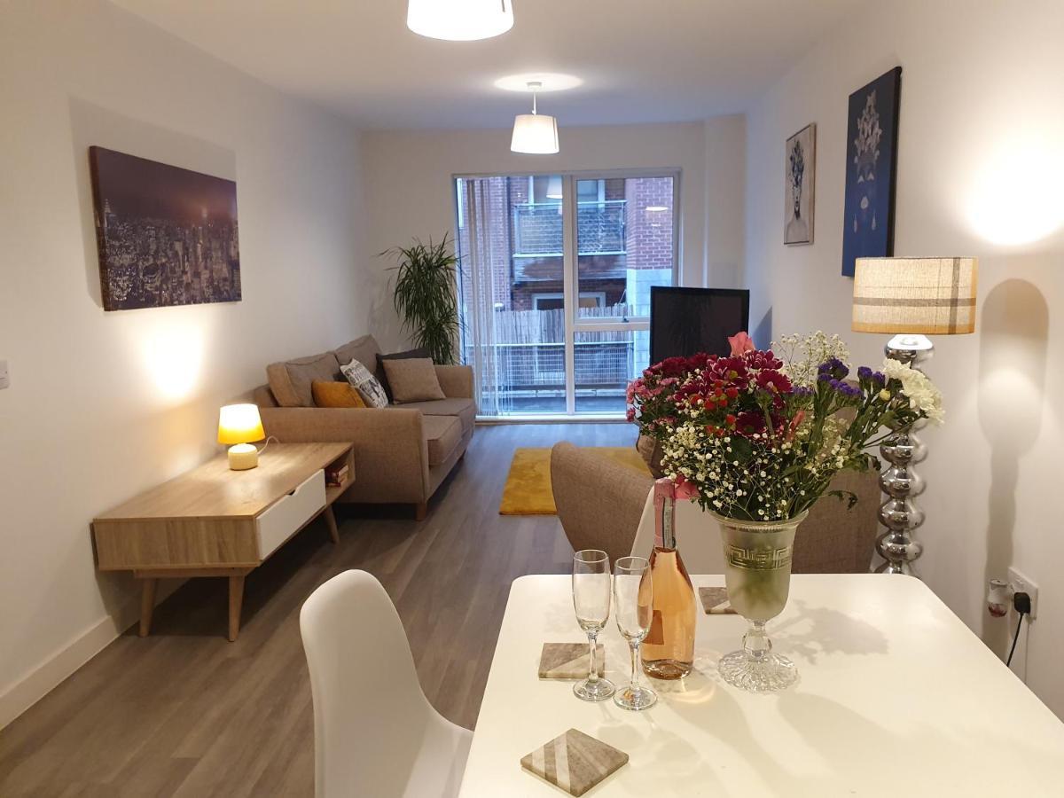 Stylish 2 Bed Apt In Centre *