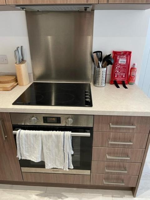 Superb 1 Bed - 3 Min To Tram - Free On Site Parking - Sleeps 3 Apartment *