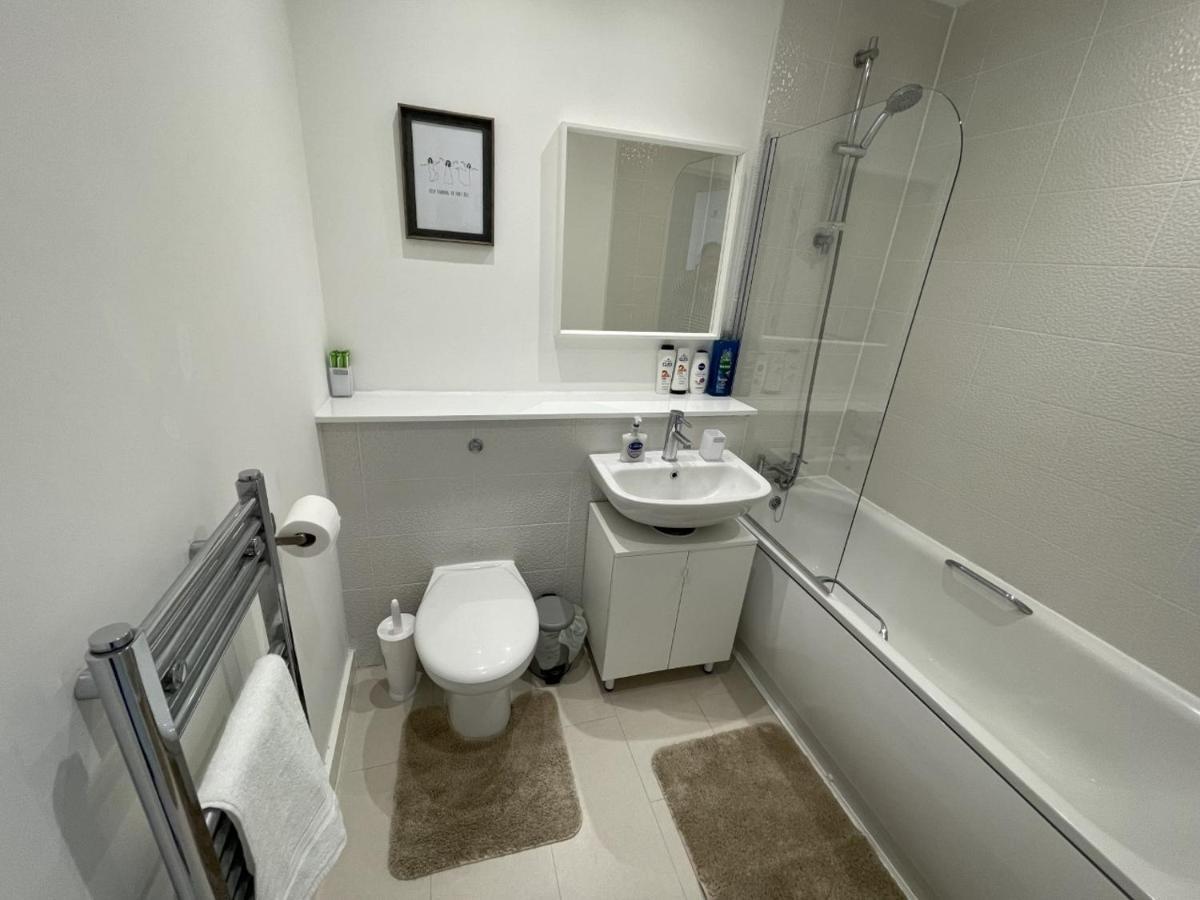 Superb 1 Bed - 3 Min To Tram - Free On Site Parking - Sleeps 3 * Manchester