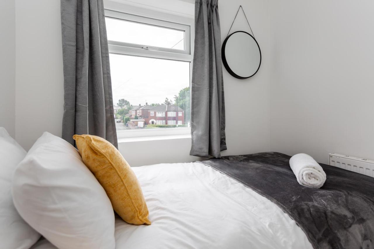 Holiday home 1 Mile To Etihad Stadium & Coop Arena, Free Parking, 7 Ppl