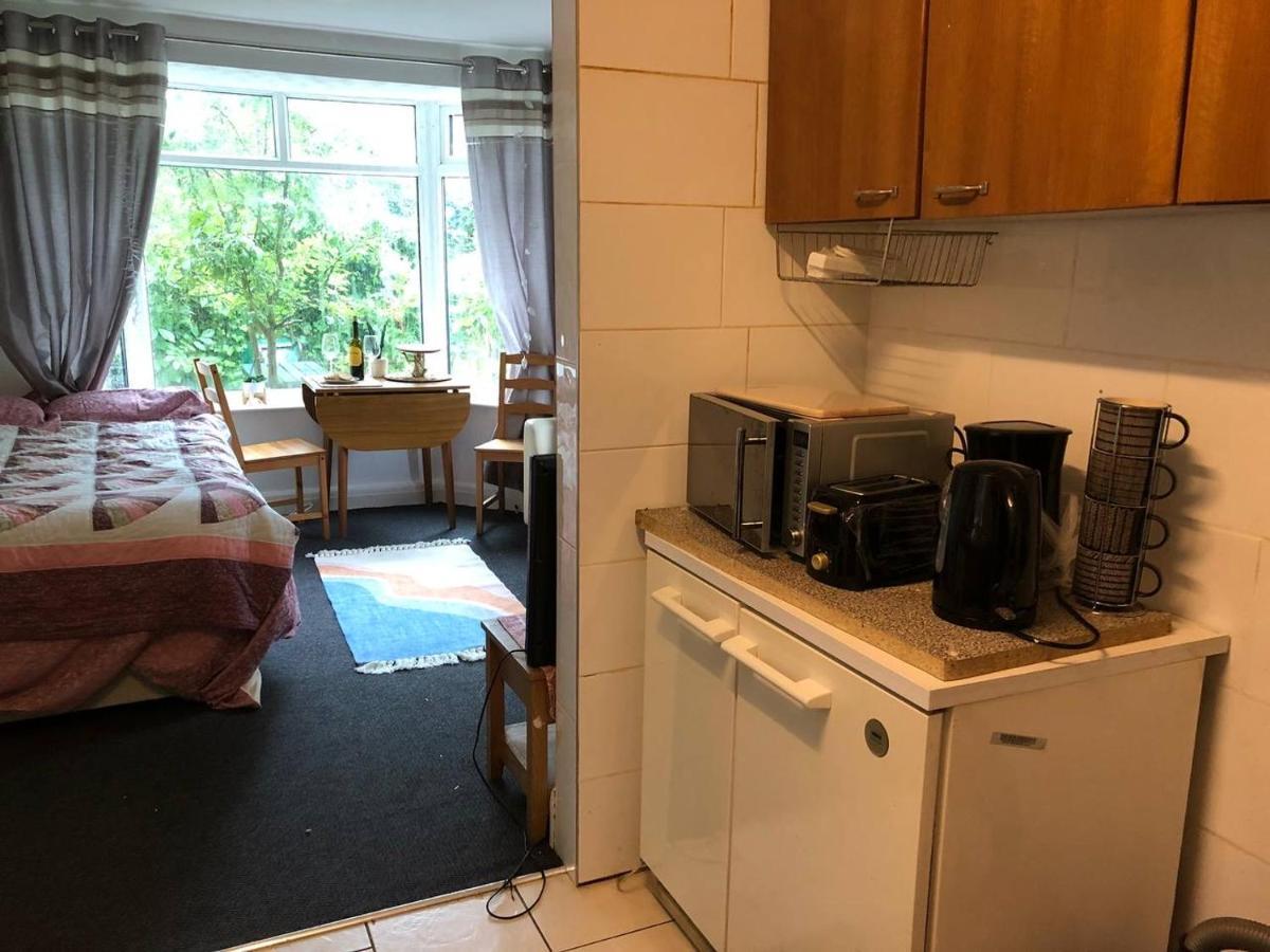 Private Studio Flat Great Location In Apartment *