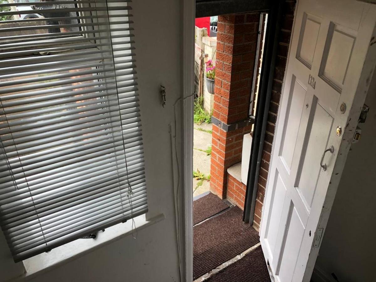 Private Studio Flat Great Location In Apartment Manchester