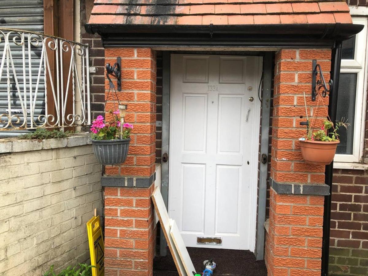 Private Studio Flat Great Location In Apartment *