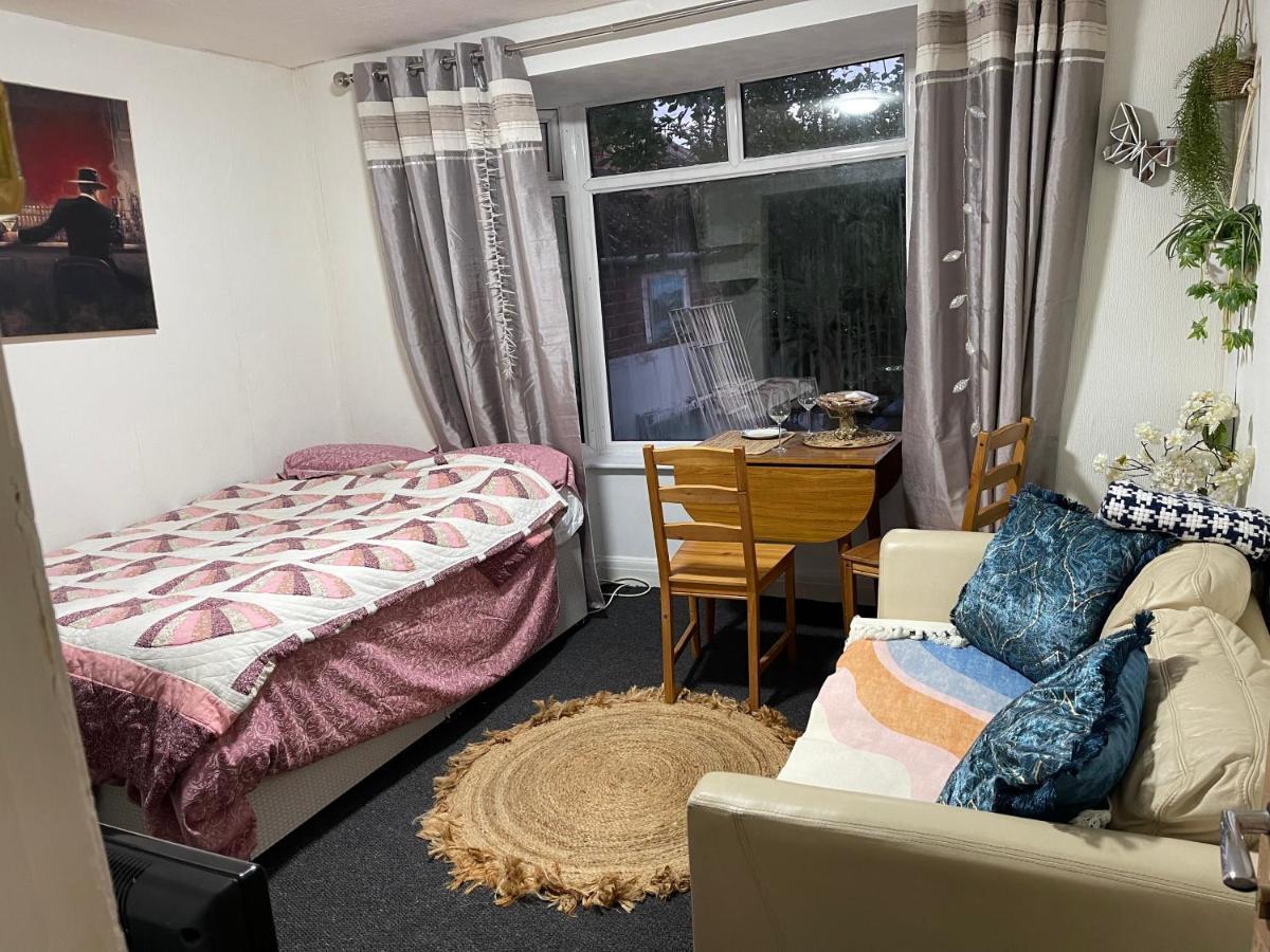 Apartment Private Studio Flat Great Location In *