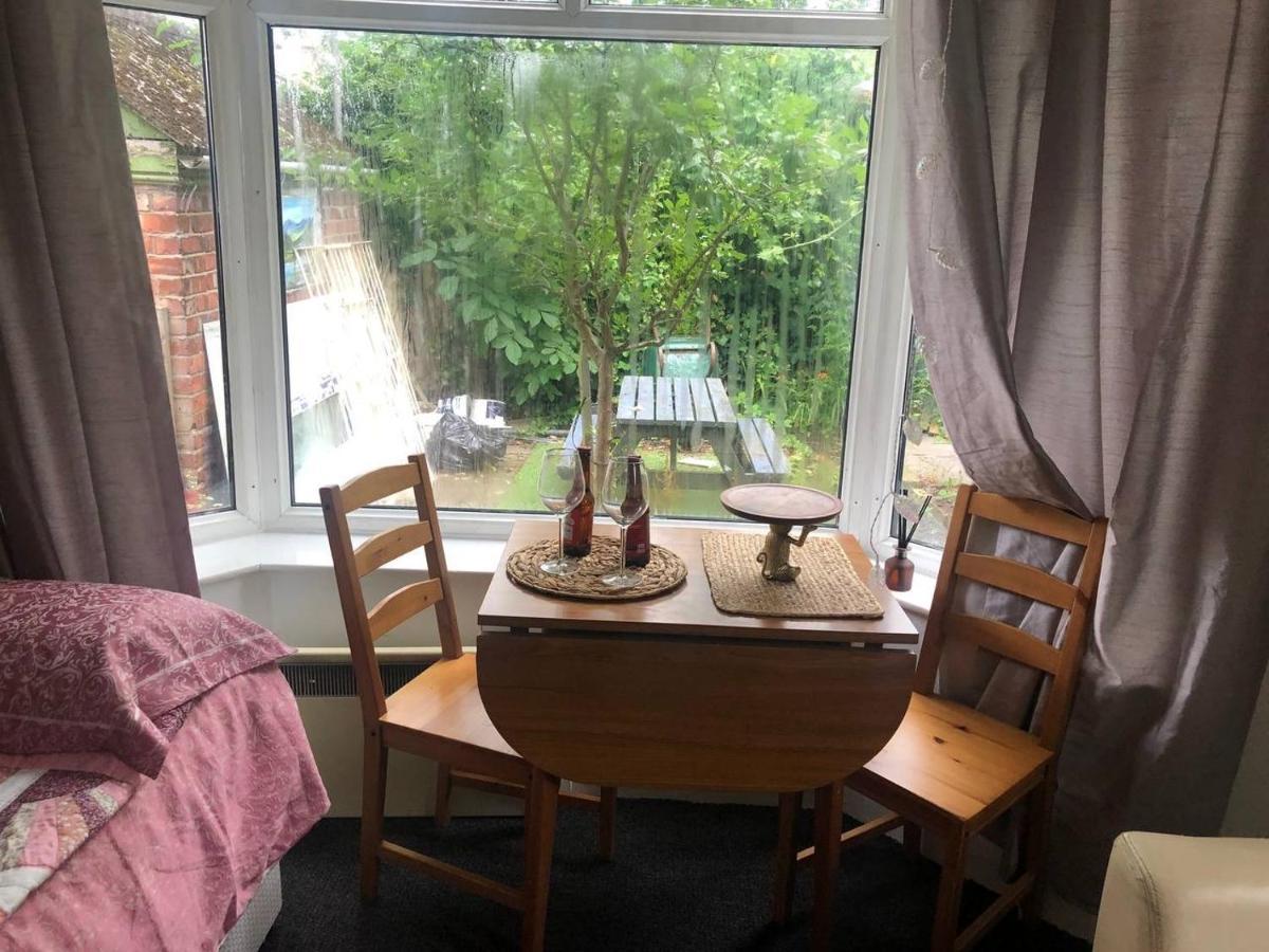 Private Studio Flat Great Location In Apartment *