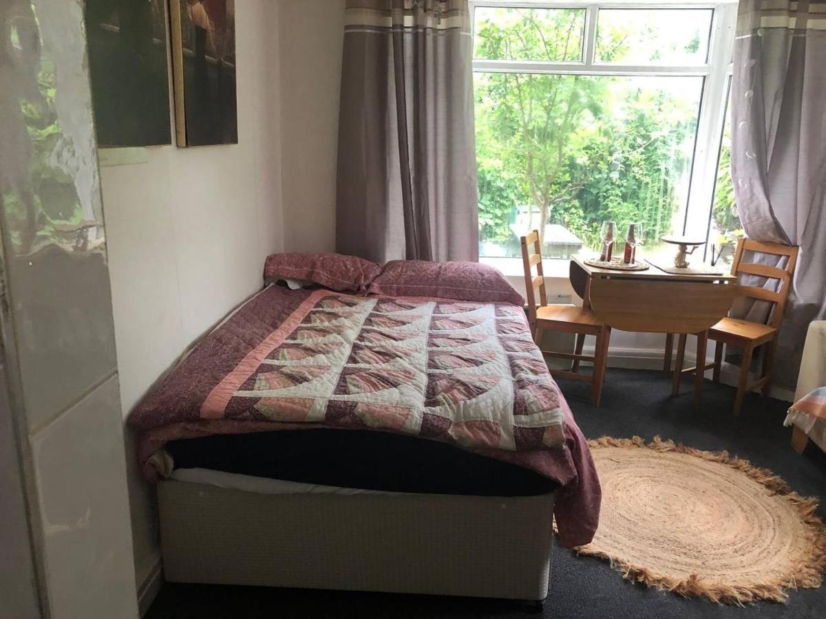 Private Studio Flat Great Location In Apartment *