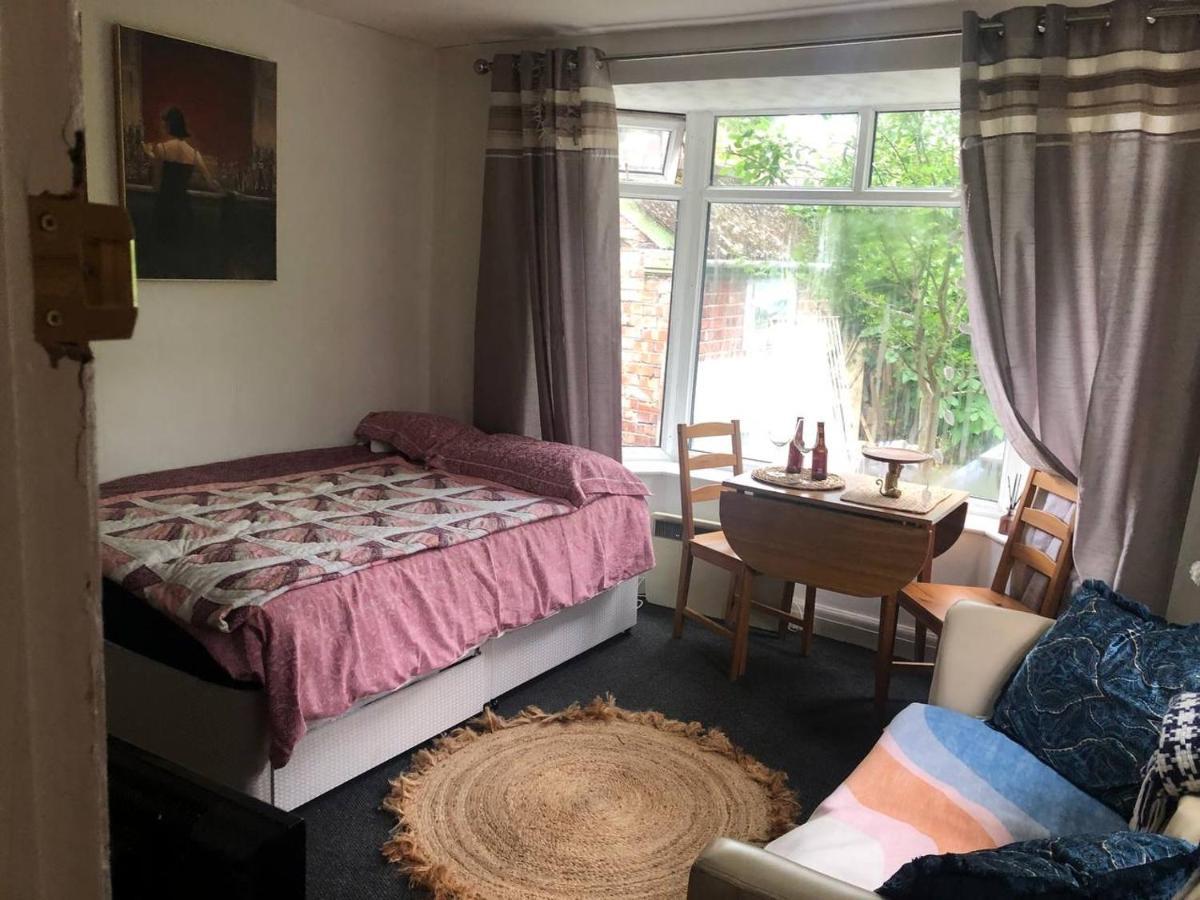 Private Studio Flat Great Location In Apartment *