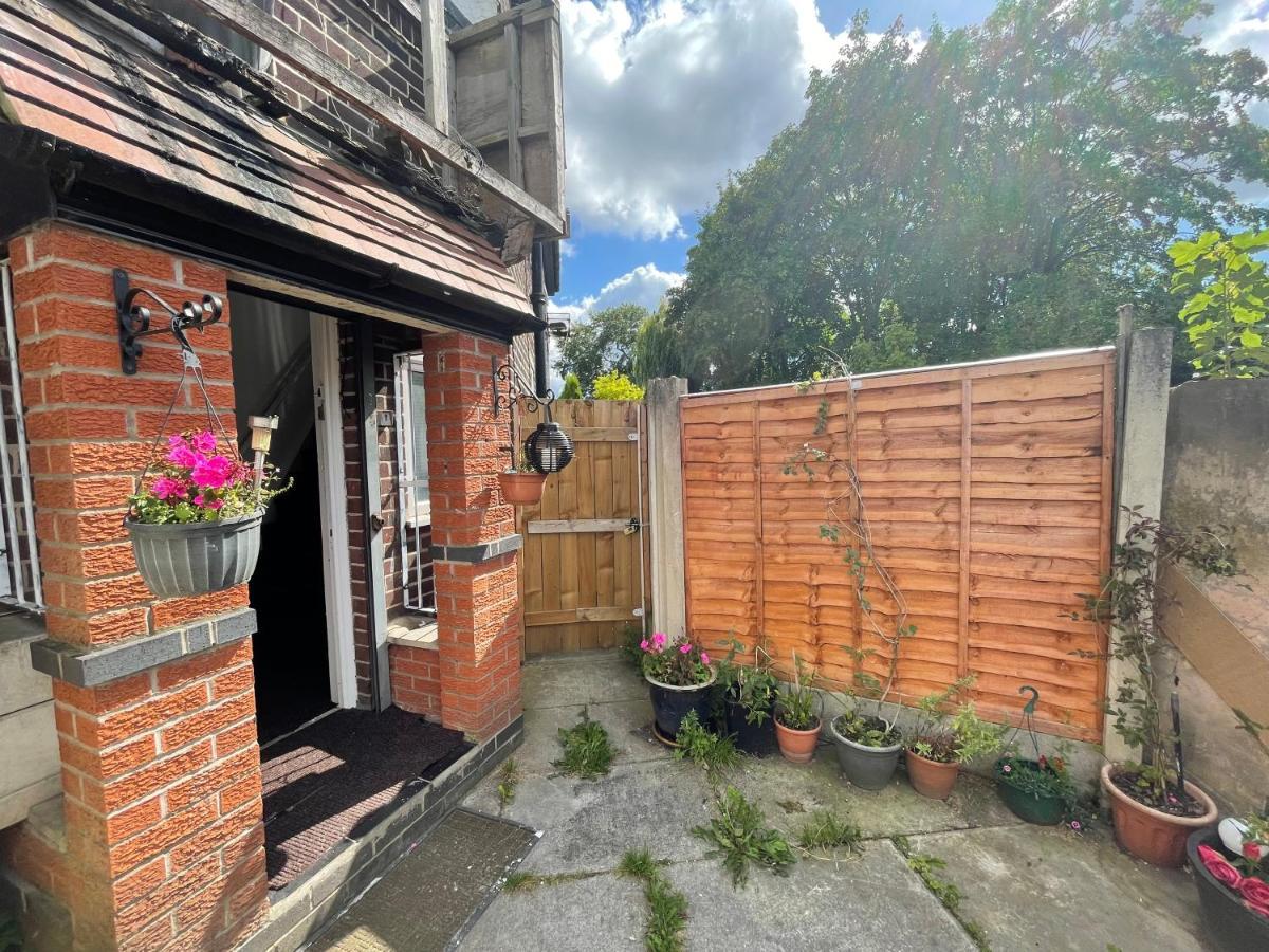 Private Studio Flat Great Location In Apartment