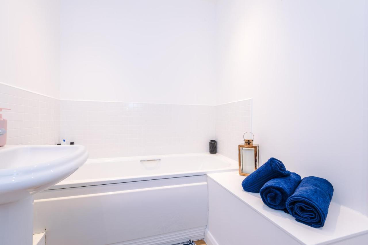 3 Bedroom Hosted By Mcr Dens Holiday home Manchester