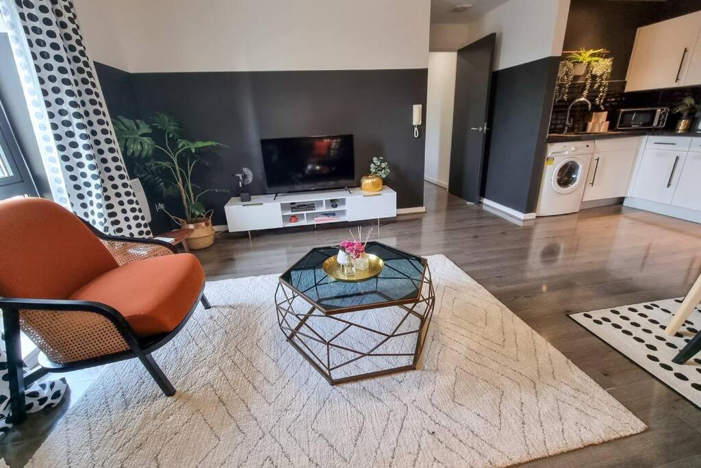 Apartment Couples Retreat / Workers Paradise + Free Parking *