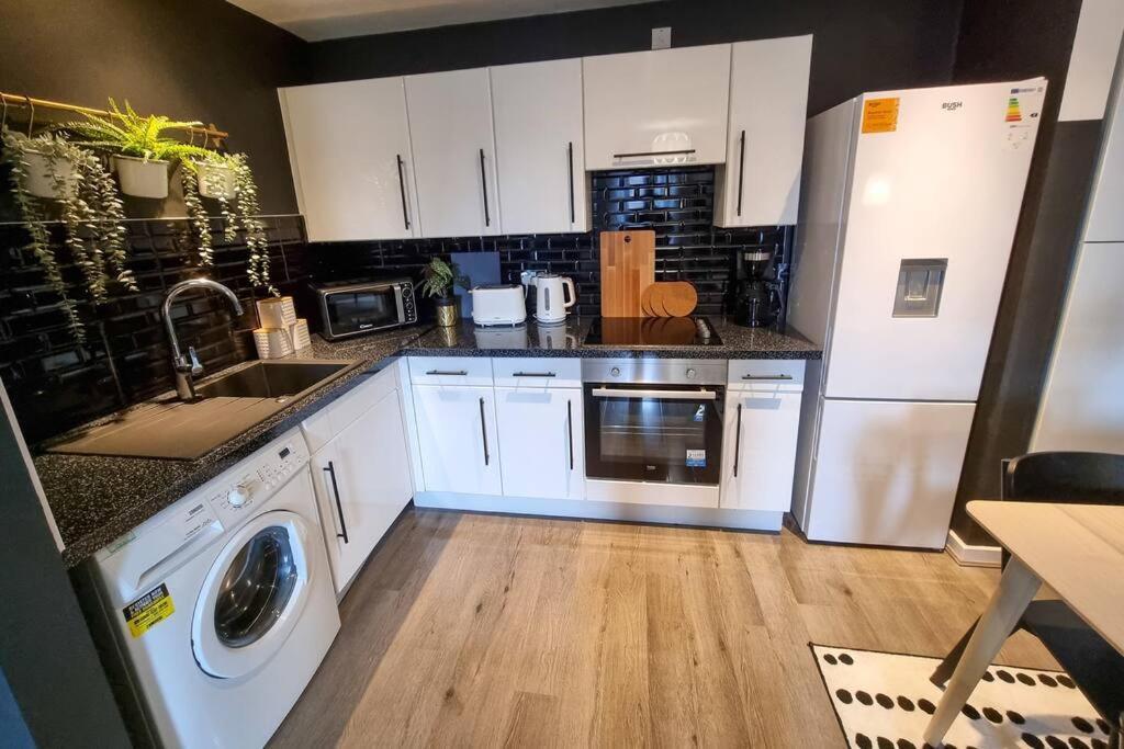 Couples Retreat / Workers Paradise + Free Parking * Manchester