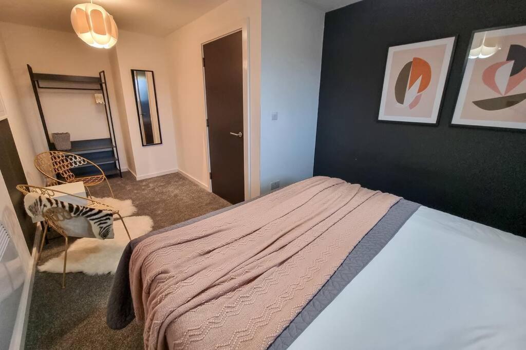 Apartment Couples Retreat / Workers Paradise + Free Parking *