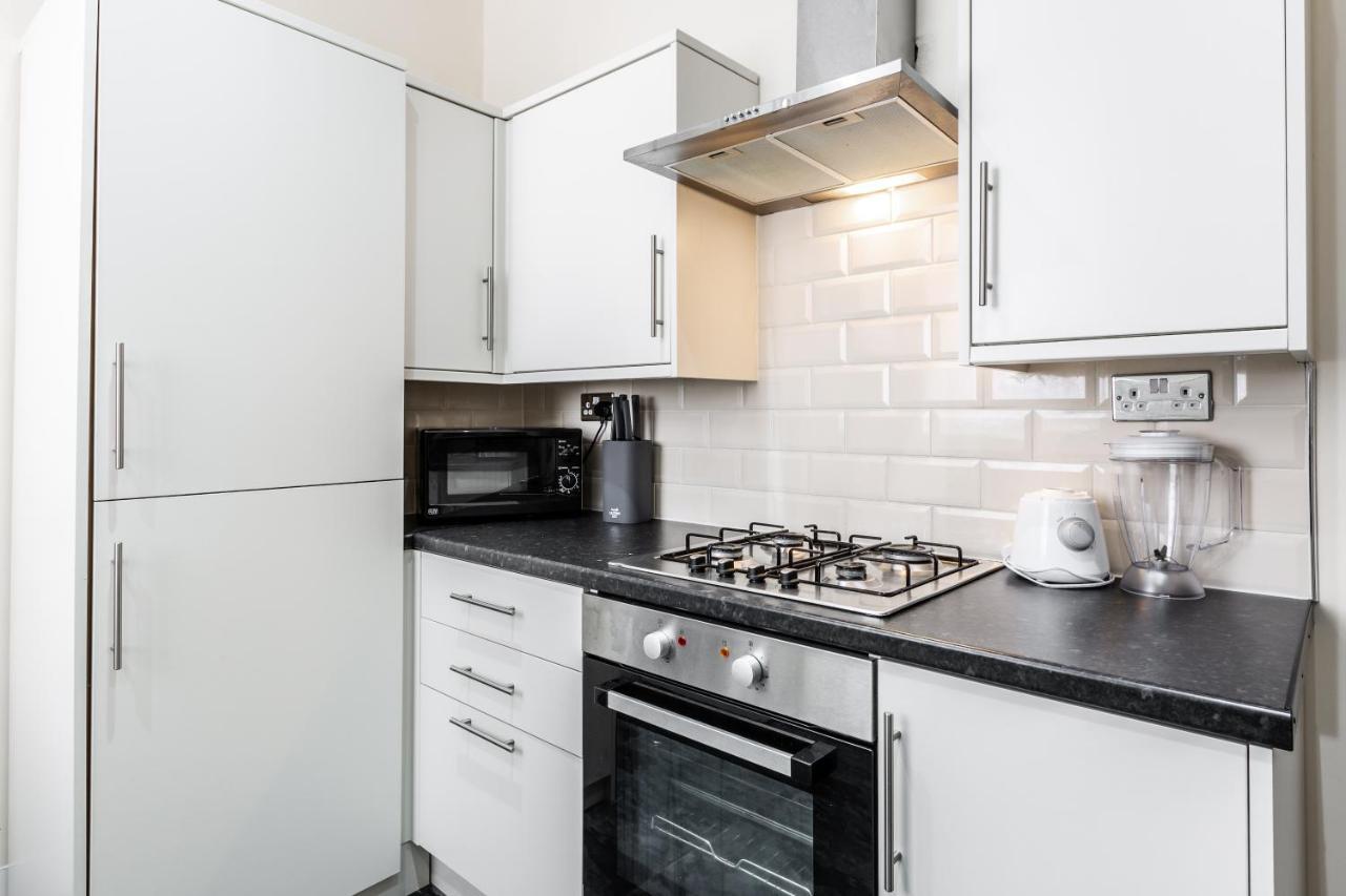 Jetson House - Luxury 4-bed With King Size Bedroom Near Etihad Holiday home