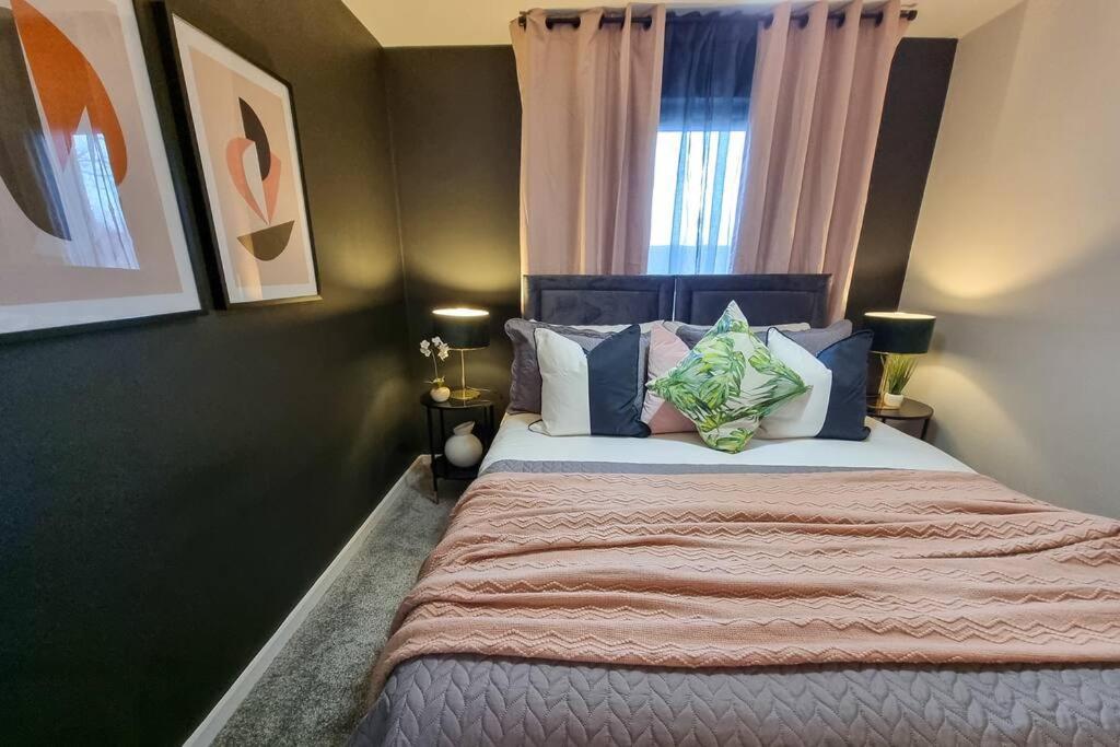 Couples Retreat / Workers Paradise + Free Parking Apartment
