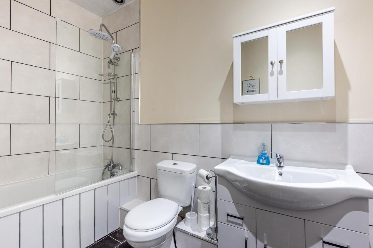 Jetson House - Luxury 4-bed With King Size Bedroom Near Etihad Holiday home